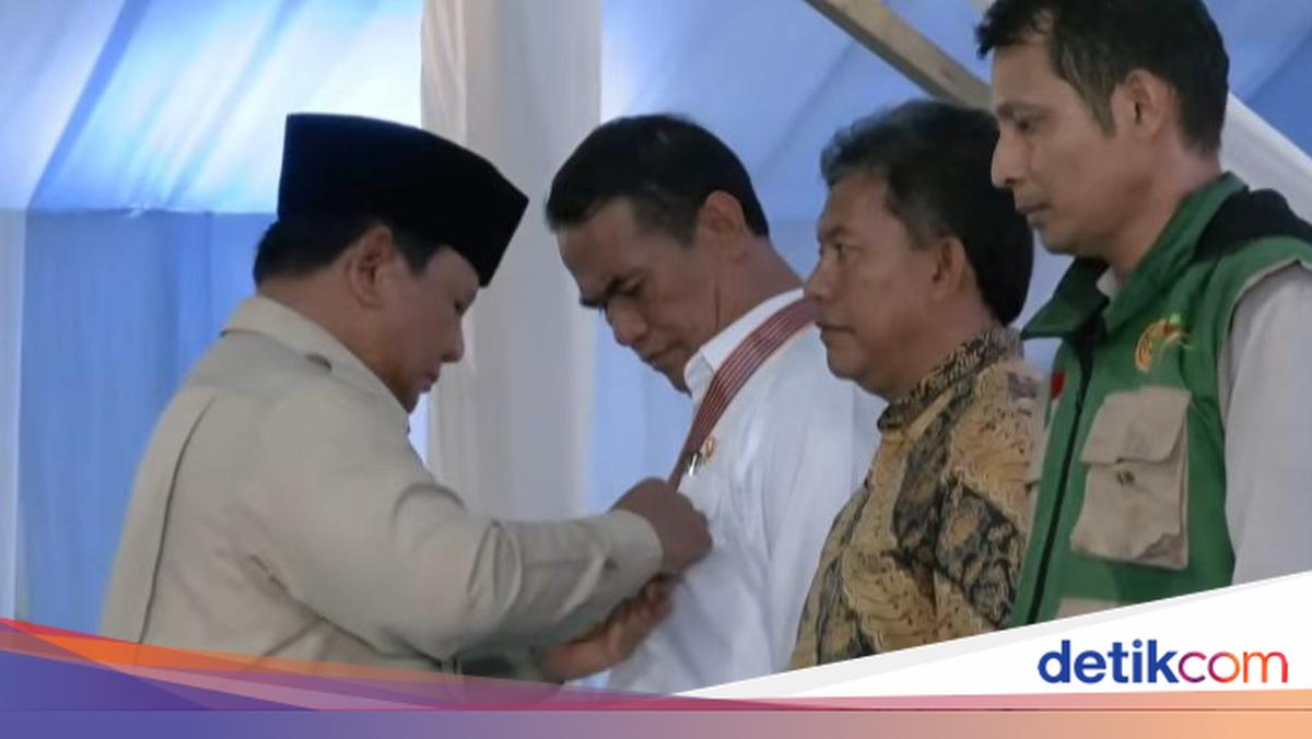 Selain Mentan, Prabowo Juga Beri Tanda Kehormatan ke Petani hingga Kapolres