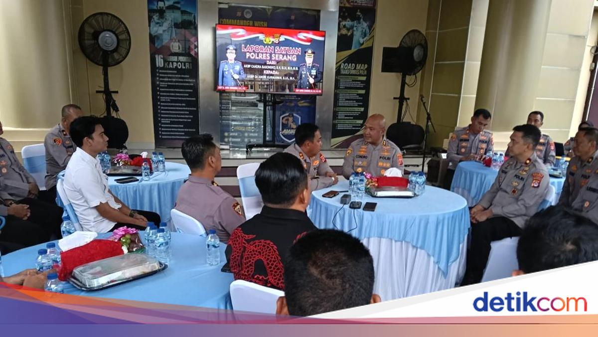 AKBP Condro 'Ngariung' Sambut AKBP Andri Kurniawan Jadi Kapolres Serang Baru