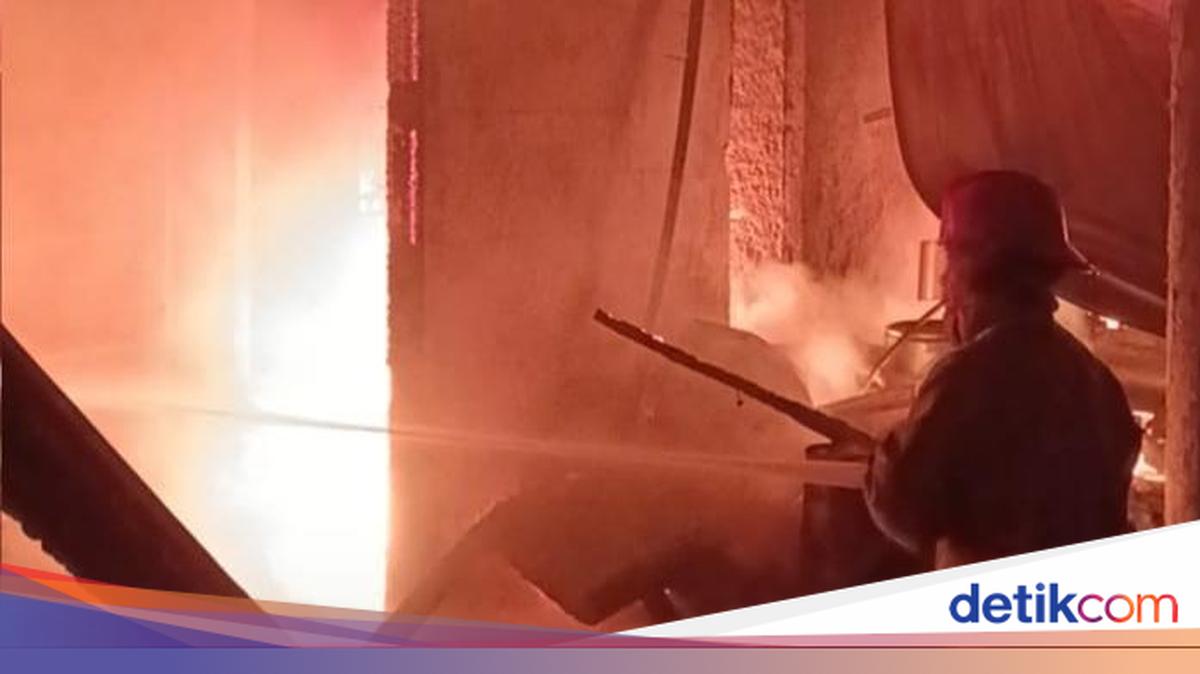 Toko Pengecatan Suku Cadang Sepeda Motor di Bogor Kebakaran