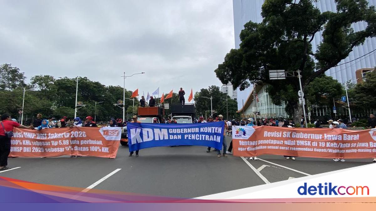 Massa Buruh Mulai Datangi Patung Kuda, Bawa Spanduk 'Revisi UMP DKI 2026'