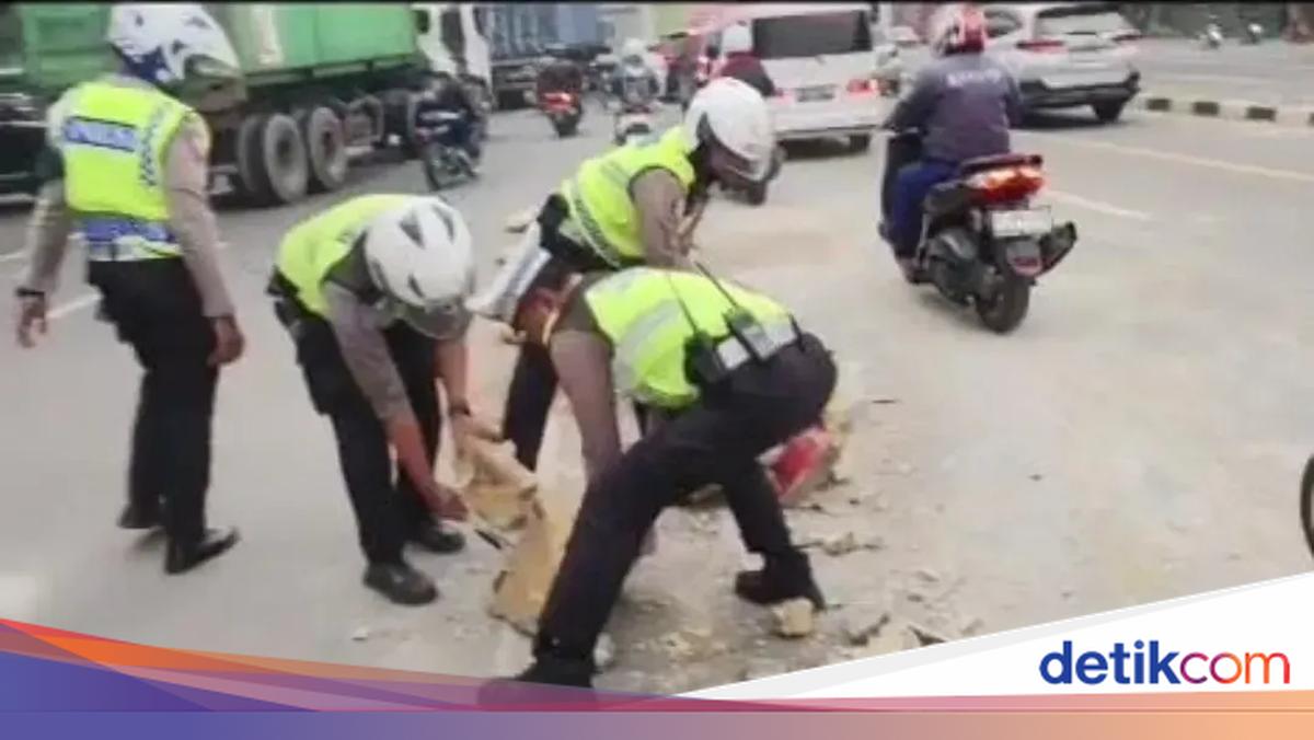 Aksi Polisi Bersihkan Puing Beton Barrier Usai Ditabrak Mobil di Kota Bekasi