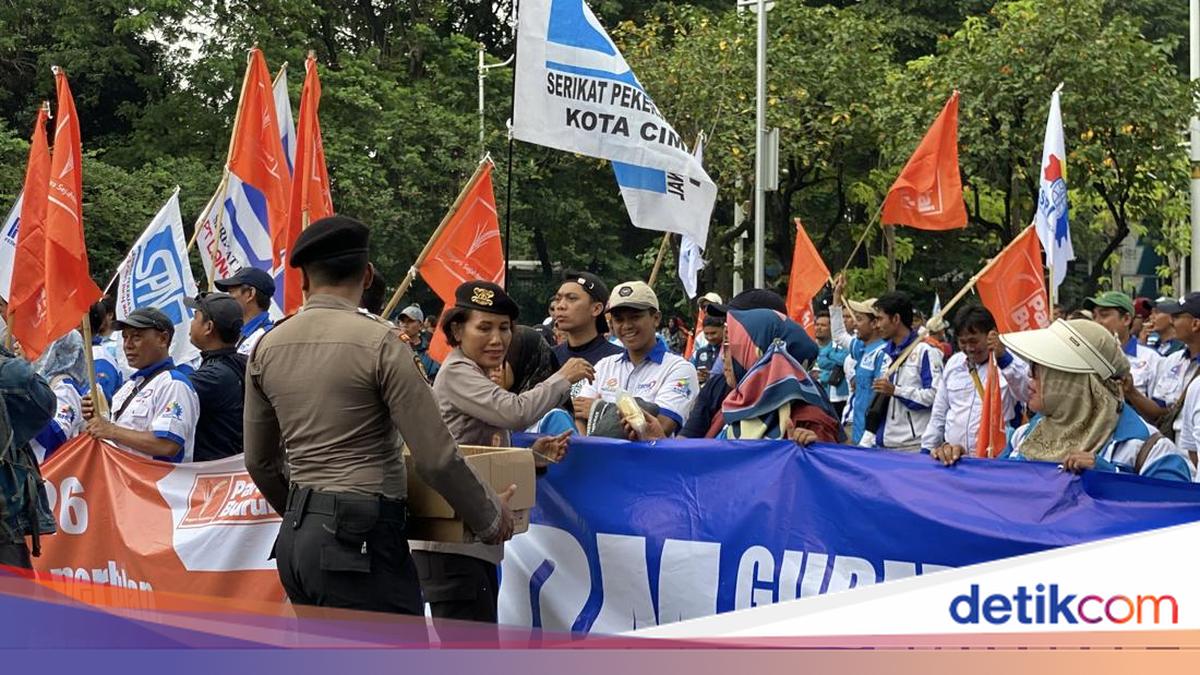 Polisi Bagikan Air Mineral dan Roti ke Massa Buruh di Monas