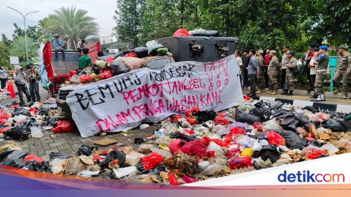Kantor Walkot Tangsel Didemo, Mahasiswa Tumpahkan 2 Truk Sampah