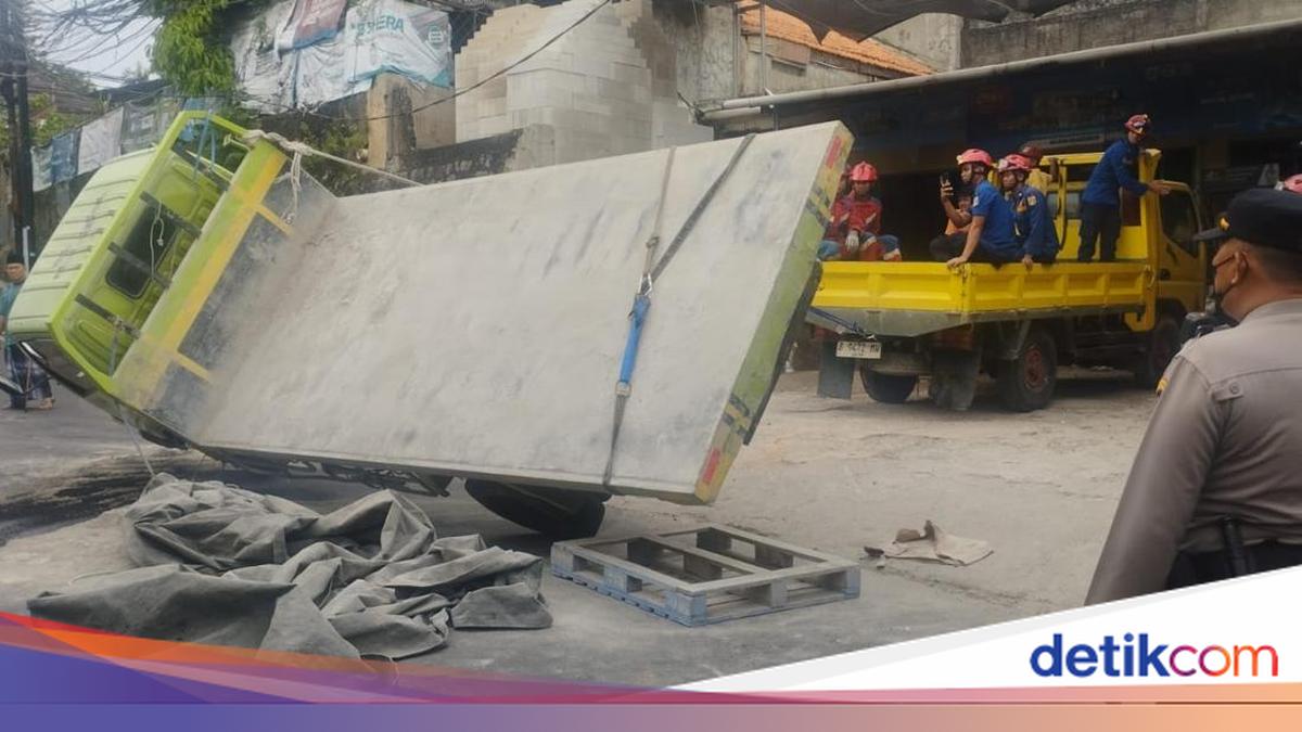 Lalin di Mampang Sempat Macet gara-gara Truk Material Terguling