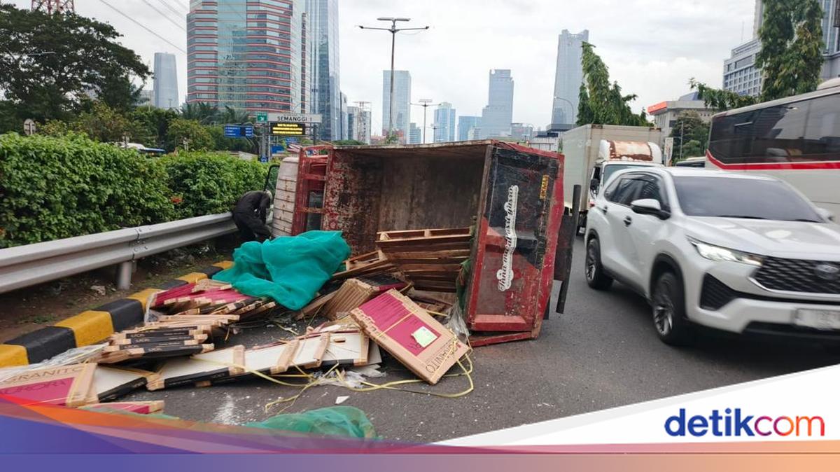 Truk Muatan Granit Pecah Ban hingga Terbalik di Tol Dalkot, Lalin Macet