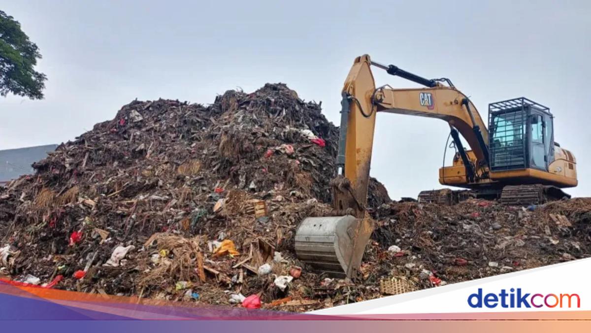 Gunungan Sampah di Pasar Induk Kramat Jati Mulai Diangkut