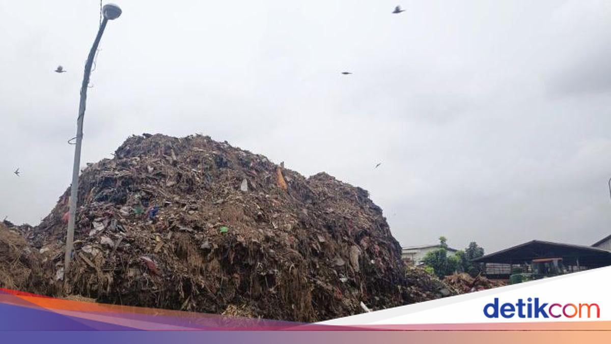 Warga Sebut Gunungan Sampah di Pasar Induk Kramat Jati Sudah Menahun