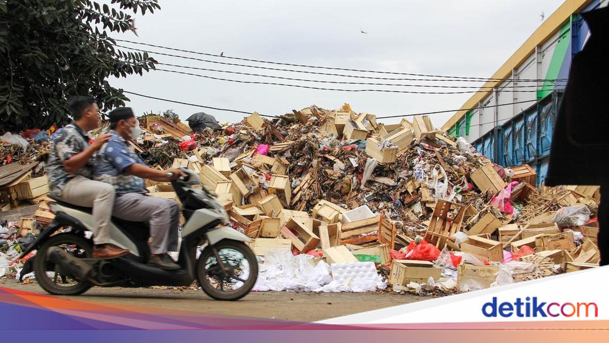 Gunungan Sampah di Pasar Induk Kramat Jati Ditargetkan Terangkut 5 Hari