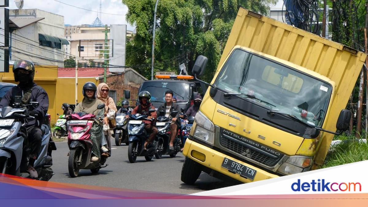Kecelakaan Lalu Lintas di Ciputat: Truk Box Terperosok, Arus Transportasi Terganggu