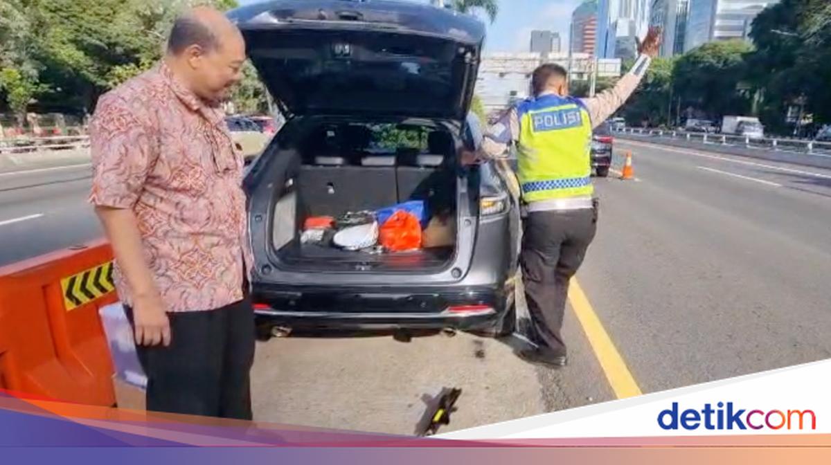 Mobil Pecah Ban di Jalur Contraflow Tol Dalam Kota, Polisi Turun Membantu