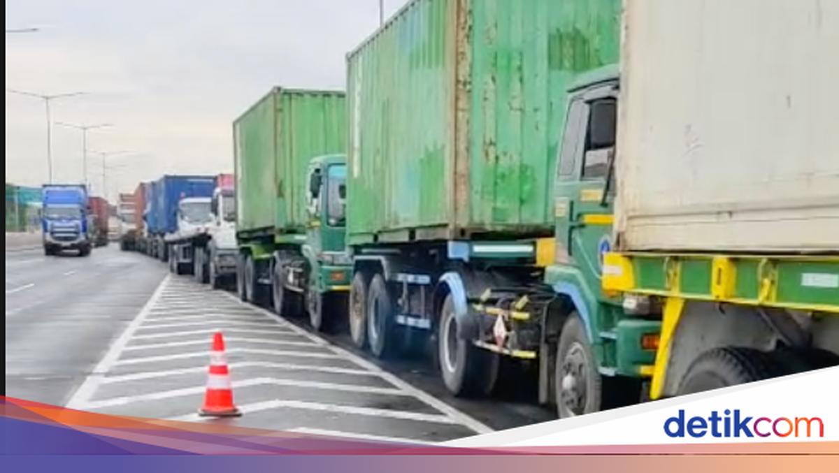 Exit Tol Semper Macet Parah Imbas Penumpukan Truk di Tanjung Priok