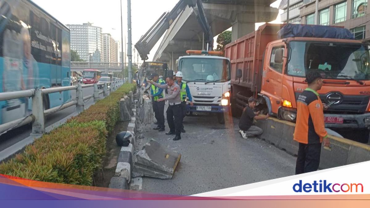 Truk Sampah Tabrak Separator Busway di Gatsu Dipicu Sopir Ngantuk