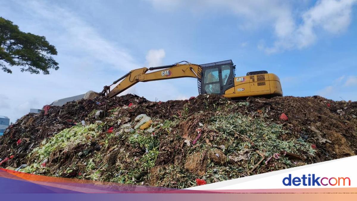 Biang Kerok Sampah di Pasar Kramat Jati Menggunung