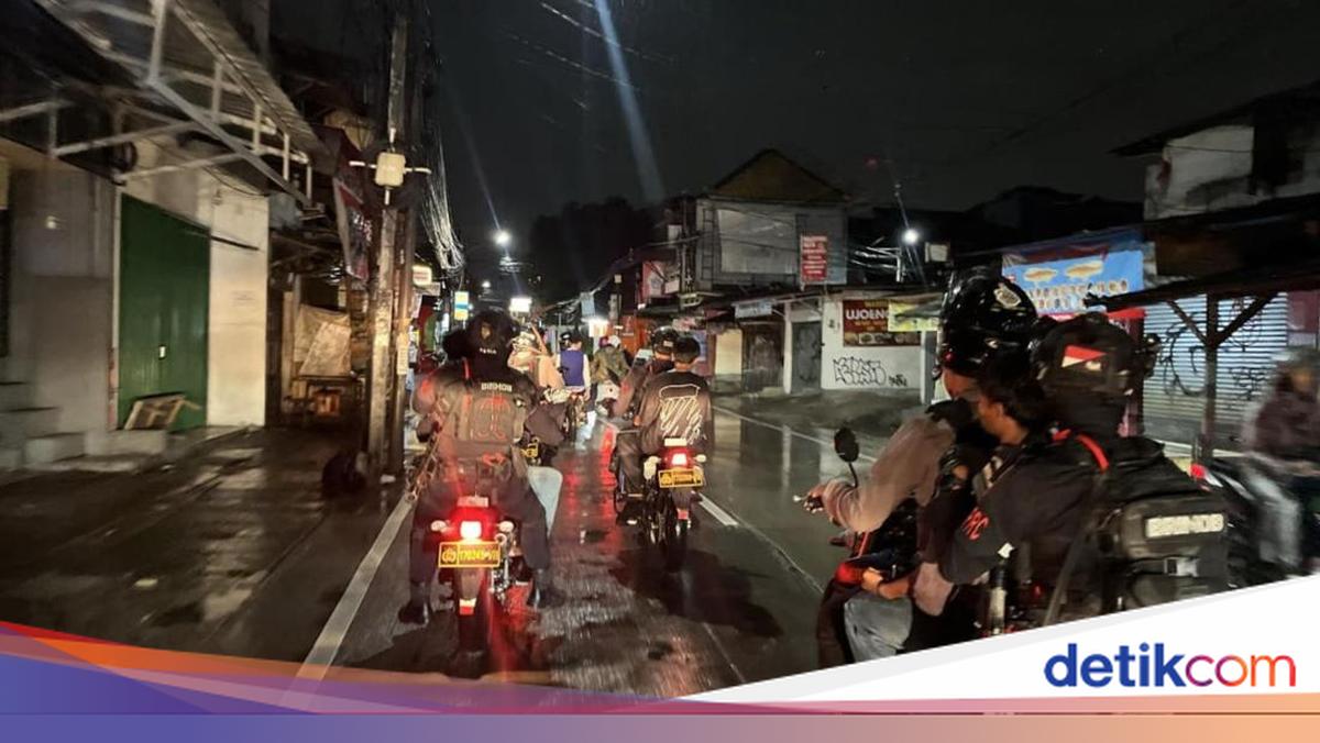 Patroli Malam Brimob Polda Metro Cegah Tawuran dan Konvoi Motor di Jaktim