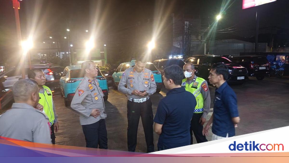 Apes 2 Kali, Taksi Listrik di Tangerang Tubruk Resto Usai Ditabrak