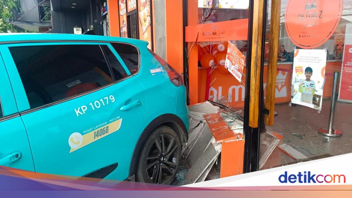 Potret Resto di Tangerang Porak-poranda Ditubruk Taksi Listrik Tanpa Sopir