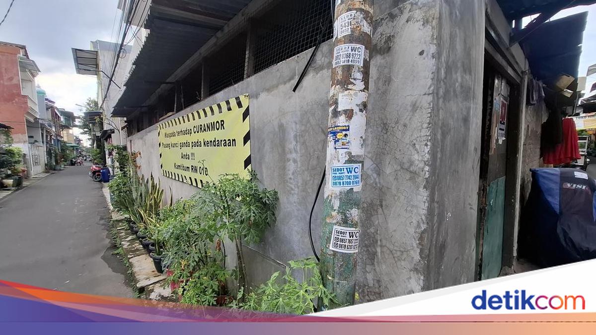 Nasib Tiang Listrik: Ditempel Iklan Sedot WC hingga Dipukuli Tiap Malam