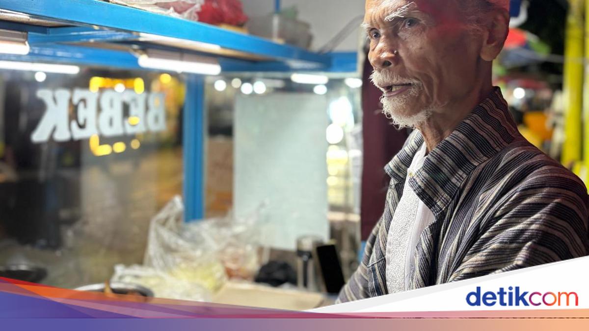 チェンカレンでアヒル米を販売する 102 歳のおじいちゃんの物語には、今、買い手が殺到しています。