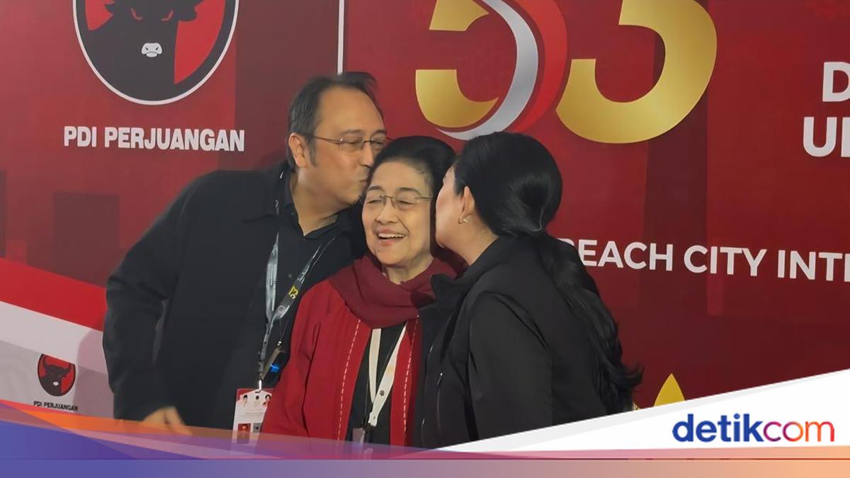 Momen Akrab Puan dan Prananda Cium Pipi Megawati Saat Rakernas PDIP