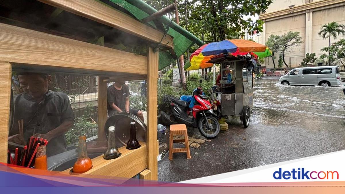 Cerita Penjual Mi Ayam di Mangga Dua Terjang Banjir demi Tetap Jualan