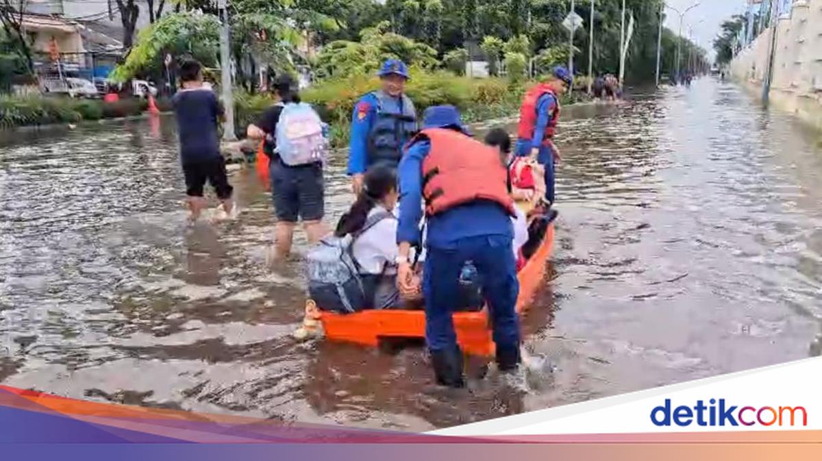 Ditpolairud Polda Metro Jaya Patroli di Pluit Jakut Antisipasi Banjir Kiriman