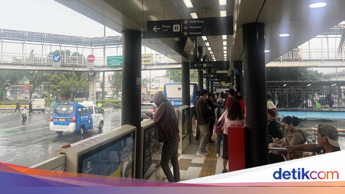 Jalan Kena Banjir, Bus TransJ Koridor 9 Arah Pluit Cuma Sampai Grogol