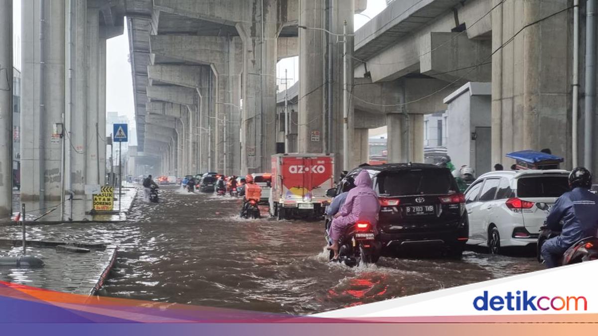Macet di Kelapa Gading Gara-gara Genangan, Ada Motor Mogok