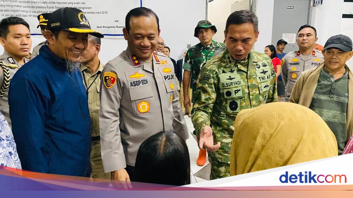 Kapolda Metro dan Pangdam Jaya Tinjau Pengungsi Banjir di Cilincing Jakut