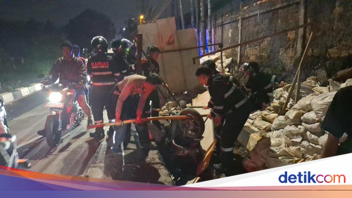 Pria di Bogor Dikeroyok Gerombolan Pemotor hingga Nyungsruk ke Lubang Galian