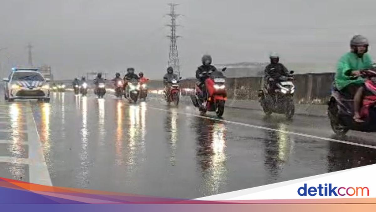 Cerita Pemotor Masuk Tol Arah Jakarta Saat Jalur Arteri Bekasi Banjir