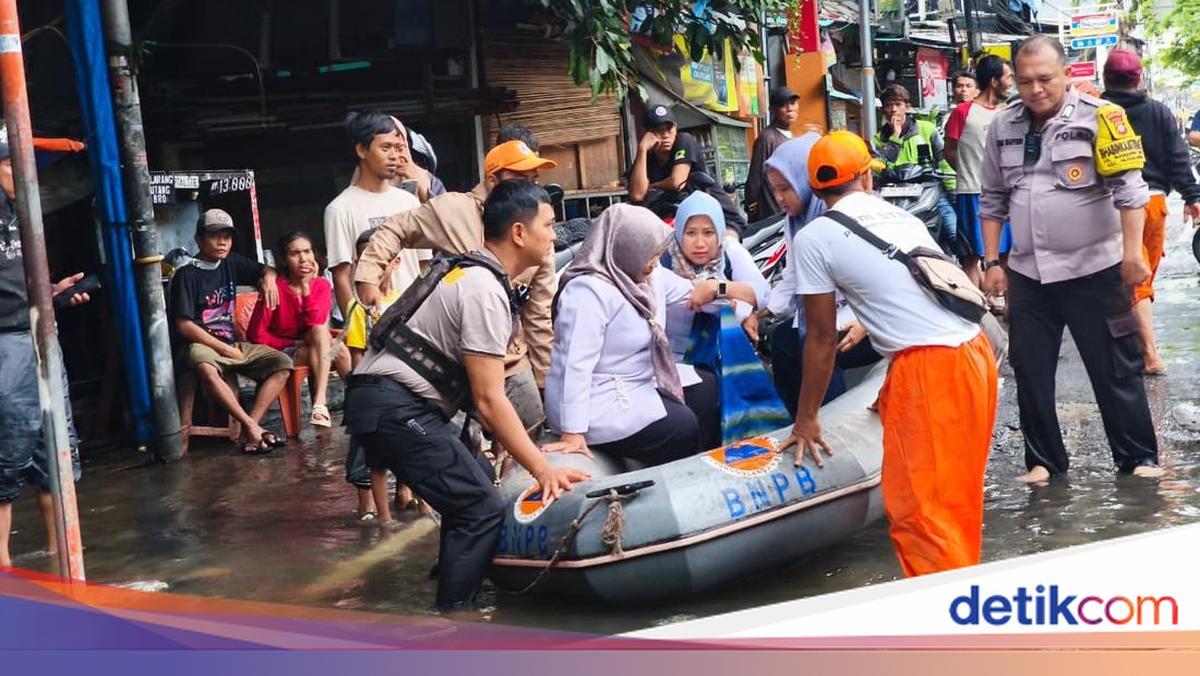 Respons Cepat Polisi-PPSU Evakuasi Bu Guru Kecelakaan Saat Banjir di Jakut