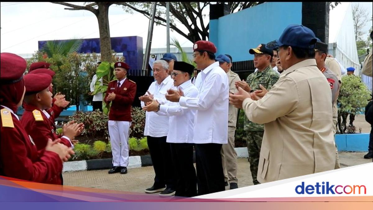 Momen Prabowo Nyanyi 'Selamat Ulang Tahun' untuk Siswi Sekolah Rakyat