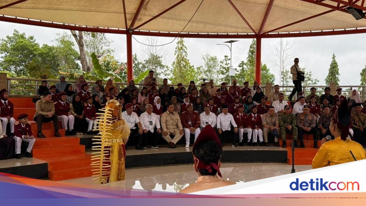 Prabowo Duduk Bareng Siswa Sekolah Rakyat Banjarbaru Nonton Musik Tradisional