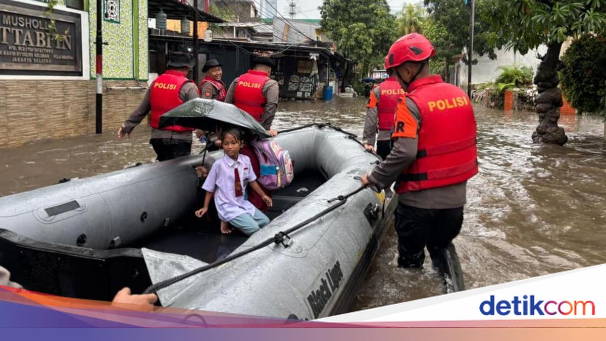 Jakarta Banjir, Brimob Polda Metro Antar Murid SD Pakai Perahu Karet