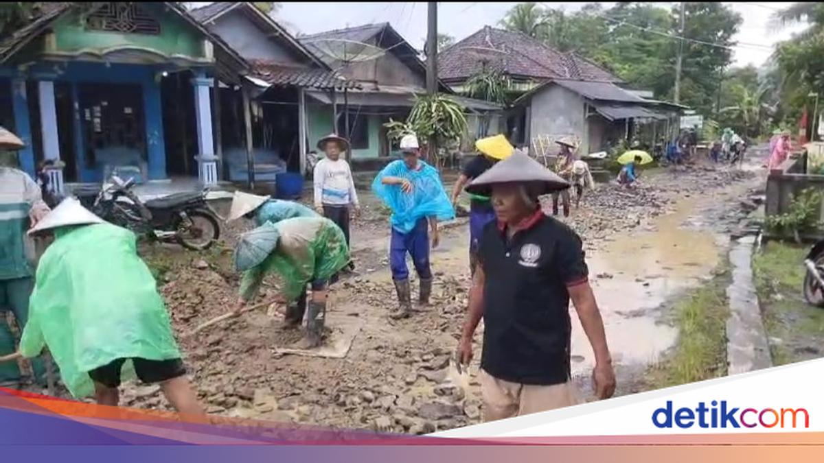 Warga di Pandeglang Perbaiki Sendiri Jalan yang Rusak Puluhan Tahun