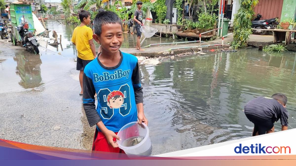 Anak-anak di Pegangsaan Dua Jakut Cari Ikan Saat Banjir: Buat Digoreng