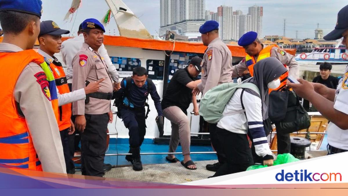 Polda Metro Evakuasi Puluhan Penumpang Kapal Mati Mesin di Pulau Onrust