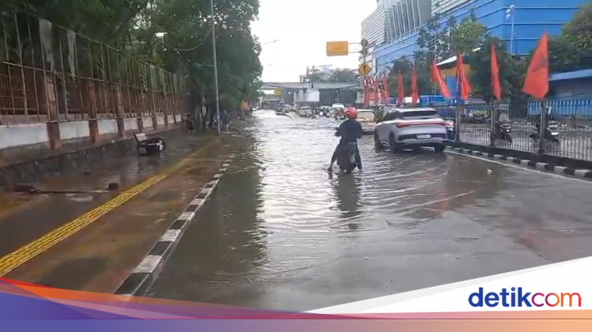 Jalan Gunung Sahari Masih Tergenang Banjir 40 Cm Pagi Ini, Mobil Bisa Melintas