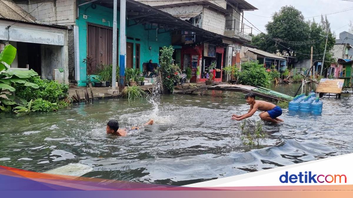 Pegangsaan Dua Jakut Masih Banjir, Jadi Wahana Bermain Dadakan Anak-anak