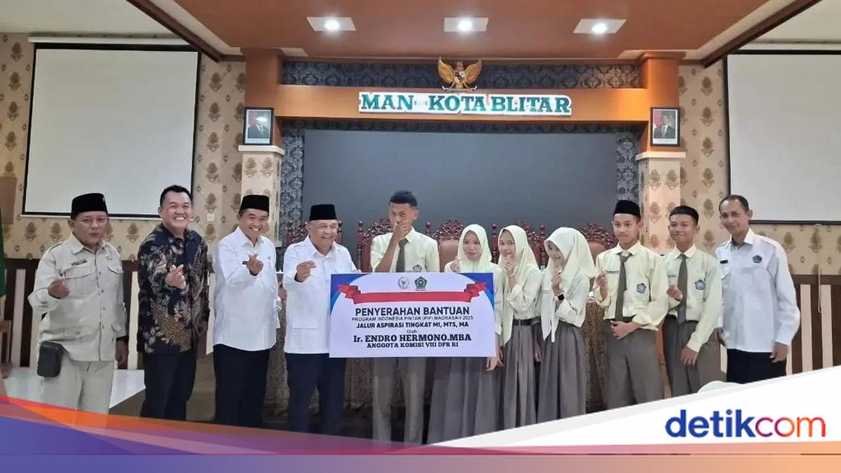 Perkuat Pendidikan Madrasah, Legislator Gerindra Salurkan PIP di Blitar