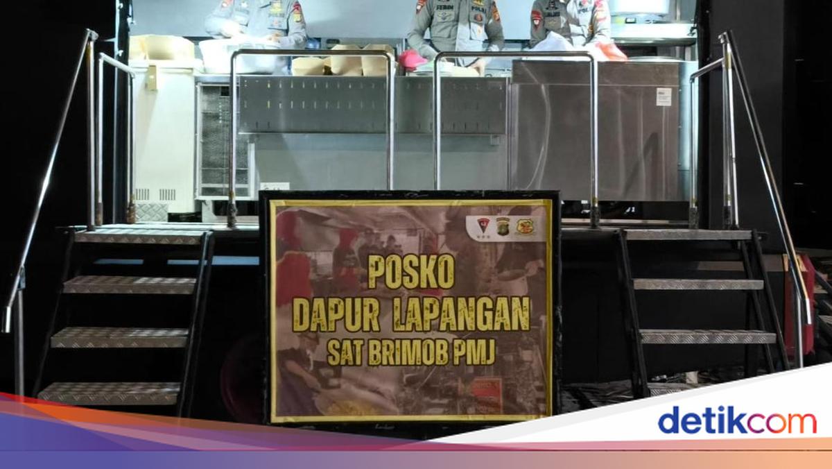 Brimob Polda Metro Bikin Dapur Lapangan Bantu Warga Terdampak Banjir di Jakut