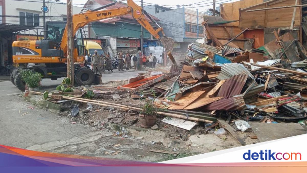 Satpol PP Bongkar 17 Lapak PKL Liar di Pasar Cibinong Bogor