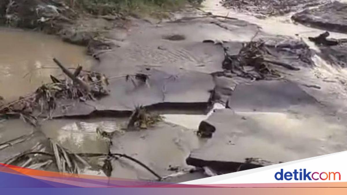 Aspal Jalur Kuta-Selong Belanak Lombok Terkelupas Usai Diterjang Banjir