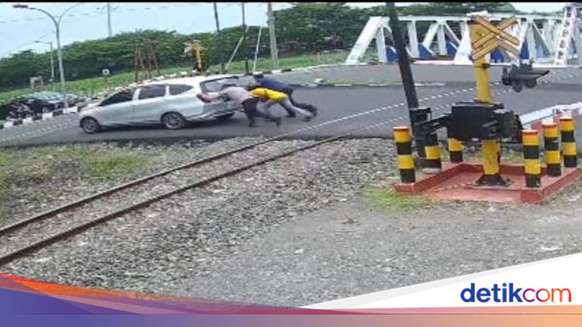 Momen Kabid Humas Polda Jateng Dorong Mobil Mogok Nyaris Tertabrak Kereta