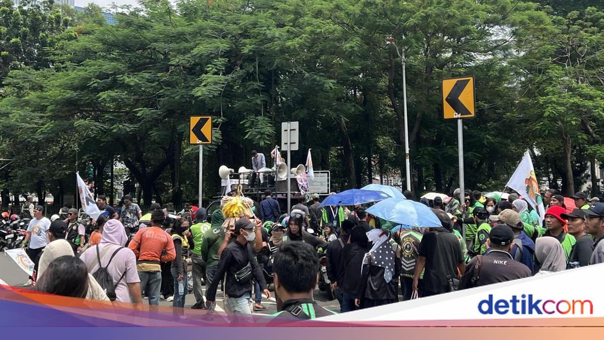 Massa Ojol Demo di Kedubes AS, Jalan Medan Merdeka Selatan Jakpus Ditutup