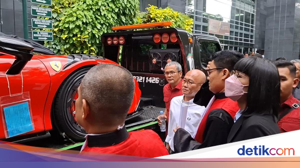 Momen Majelis Hakim Cek Ferrari hingga Harley Davidson di Sidang Migor