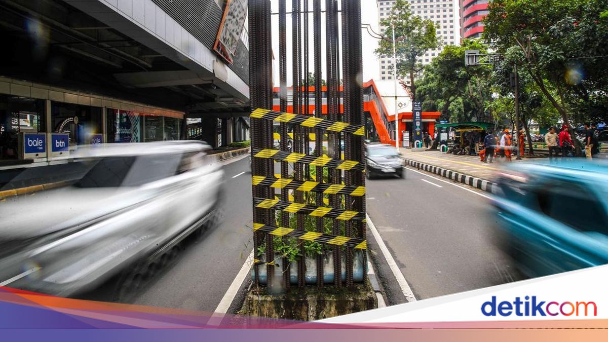 Harapan Warga di Tengah Pembongkaran Tiang Monorel Jakarta