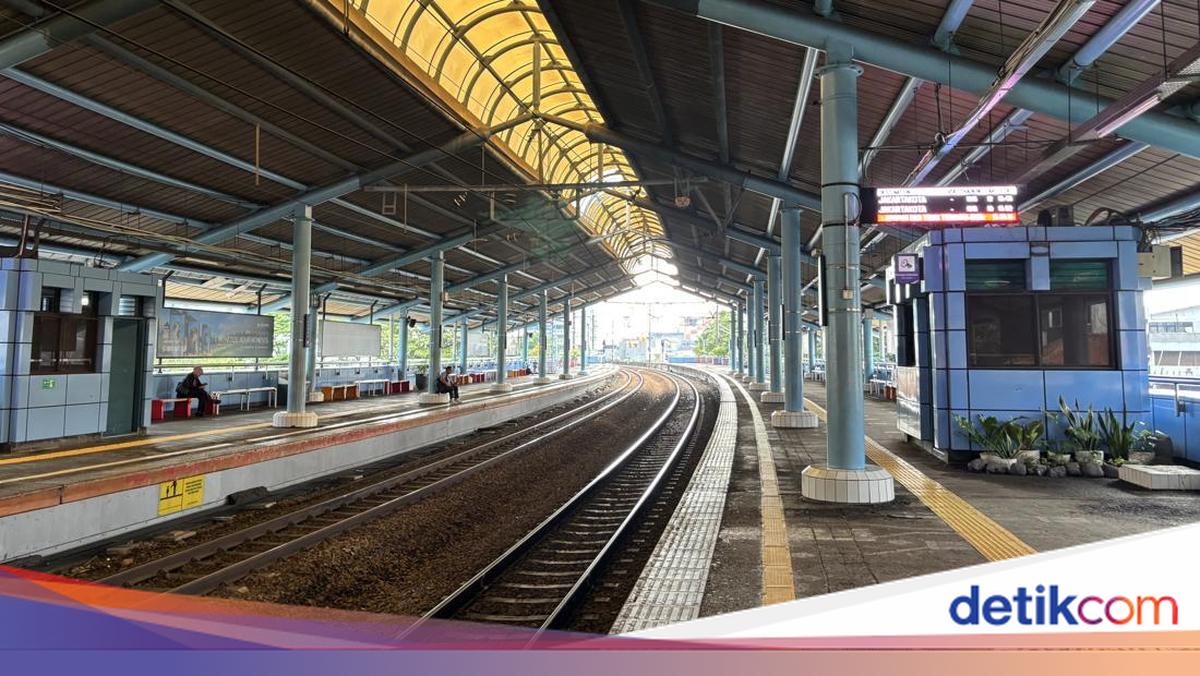Tak Cuma Tempat Nunggu Kereta, Peron Stasiun Jadi Spot Foto Favorit Penumpang