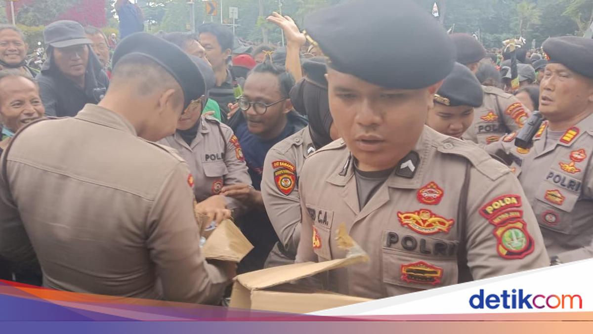 Polisi Bagikan Air Mineral dan Roti ke Massa Ojol di Kedubes AS