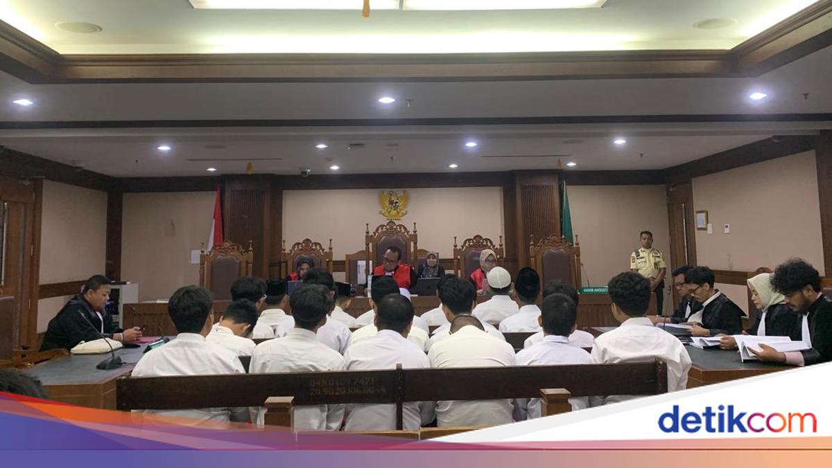 21 Terdakwa Kasus Kericuhan Demo Agustus Dituntut 10 Bulan Penjara